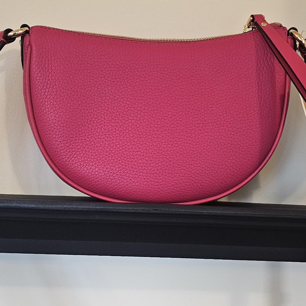 Pink Michael kors crossbody 👛 with adjustable straps. A front pocket.